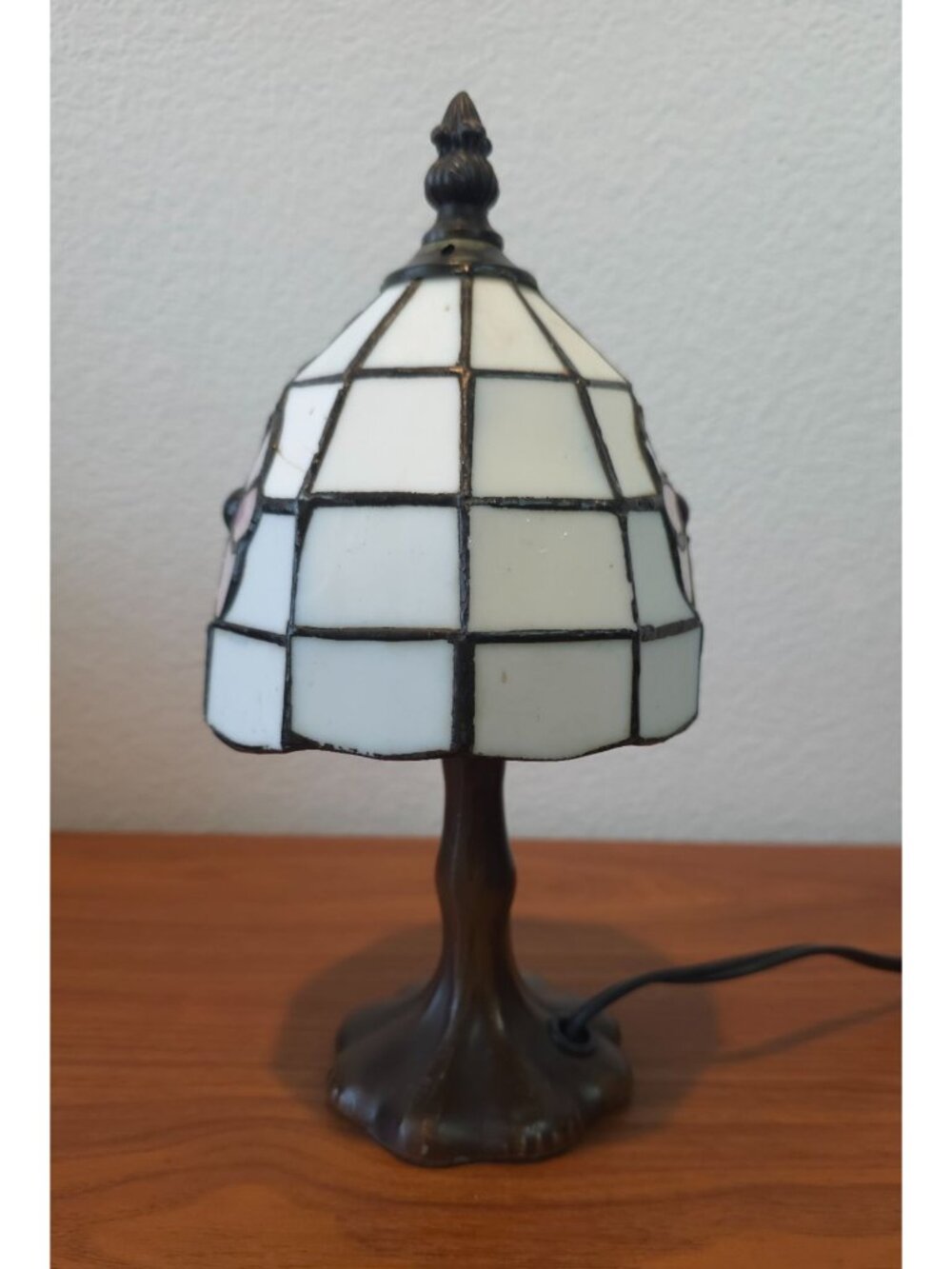 Vintage Tiffany-Style Accent Lamp w/ Stained Glass Floral Shade & Bronze Base - Picture 2 of 14